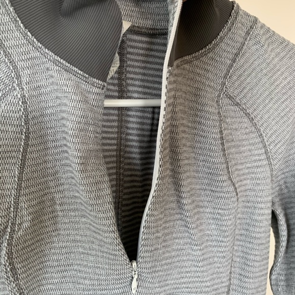 Barely used Lululemon long sleeve 3/4  zip up - Picture 6 of 8